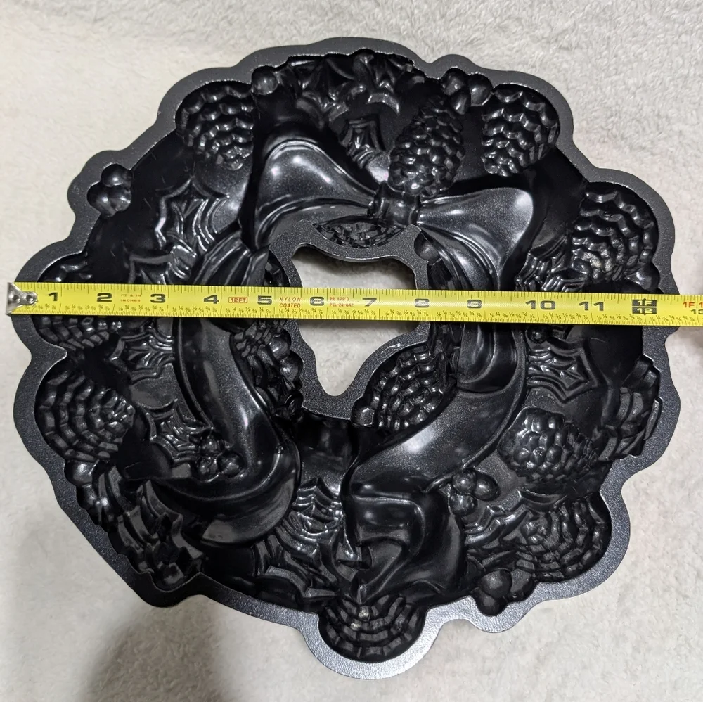 Nordic Ware Christmas Holiday Wreath Nonstick Aluminum Bundt Cake Pan 9 cup